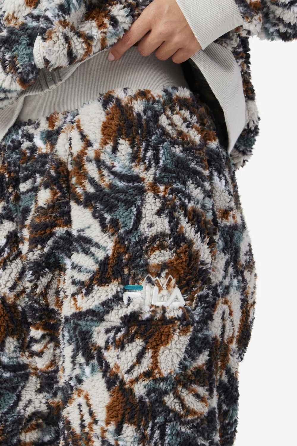 FILA Drewe Sherpa Jogger 172 EGRET / STORMY WEATHER / EGRET / DEEP LAKE | Women Sweatsuits &amp; Tracksuits